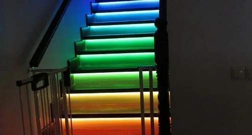Динамическая многоцветная светодиодная подсветка лестницы