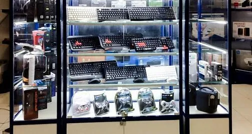 Подсветка витрин компьютерного магазина